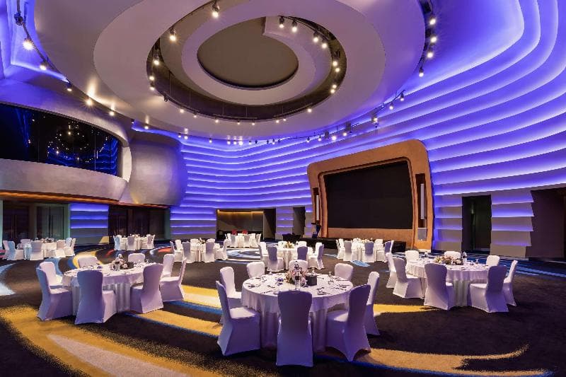 V Hotel Dubai, Curio Collection By Hilton