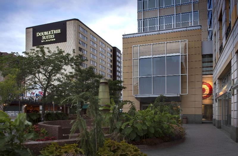 DoubleTree Suites by Hilton Hotel Minneapolis Downtown 2